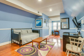 Less Than 2 Mi to UChicago Apt Near Bus Stops!